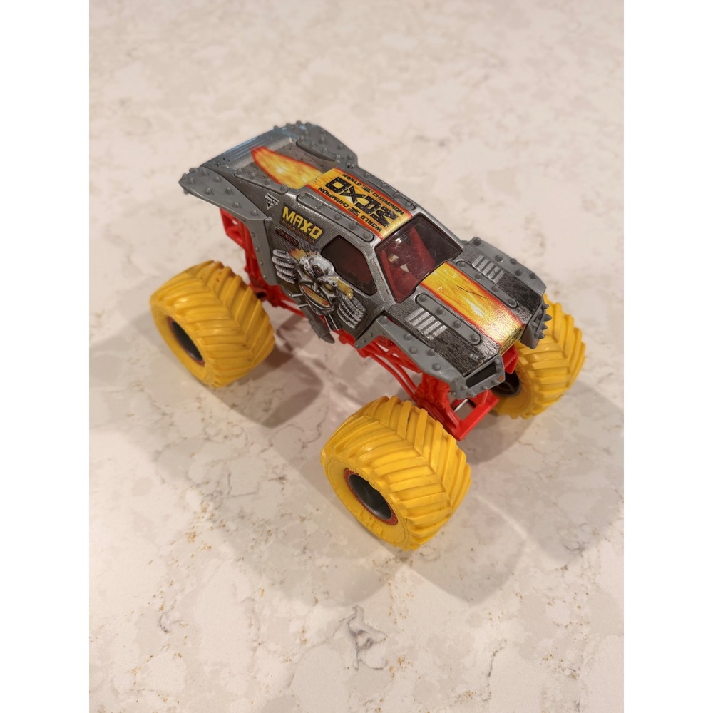 Monster Jam Max-D Maximum Destruction Truck Silver Red Yellow Tom Meents 1:64